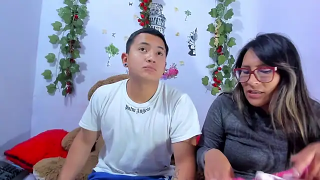 NataliaAndJulliam online show from February 4, 2026, 4:29 am