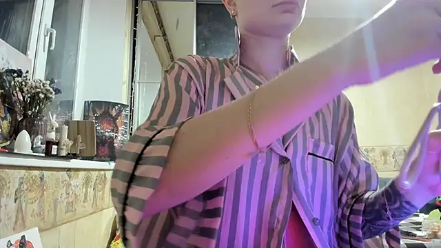 Snapshot of WatsonMi chatting on September 16, 2025, 3:46 pm WatsonMi online show from September 16, 2025, 3:46 pm