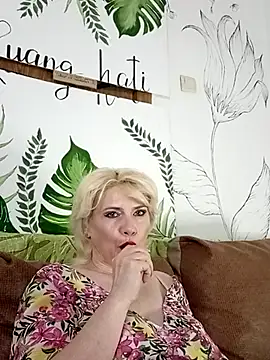 Snapshot of Catty_Lady chatting on June 17, 2026, 6:29 pm Catty Lady online show from June 17, 2026, 6:29 pm