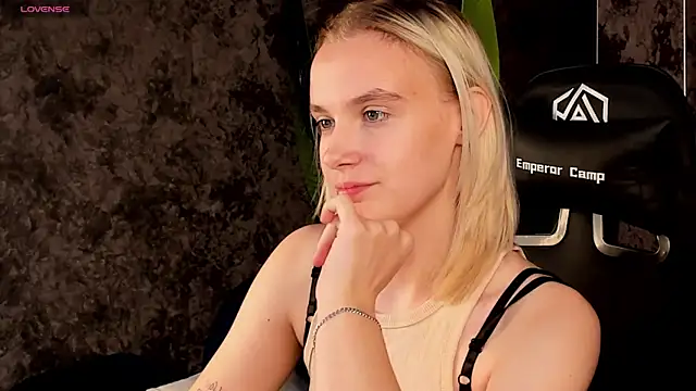 Snapshot of Carolin_Miller chatting on October 26, 2025, 5:41 am Carolin Miller online show from October 26, 2025, 5:41 am