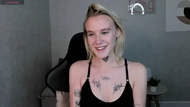 Snapshot of Carolin_Miller chatting on November 7, 2025, 8:52 am Carolin Miller online show from November 7, 2025, 8:52 am