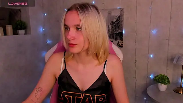 Snapshot of Carolin_Miller chatting on September 27, 2025, 8:20 am Carolin Miller online show from September 27, 2025, 8:20 am