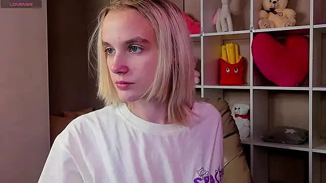 Snapshot of Carolin_Miller chatting on October 14, 2025, 9:54 am Carolin Miller online show from October 14, 2025, 9:54 am