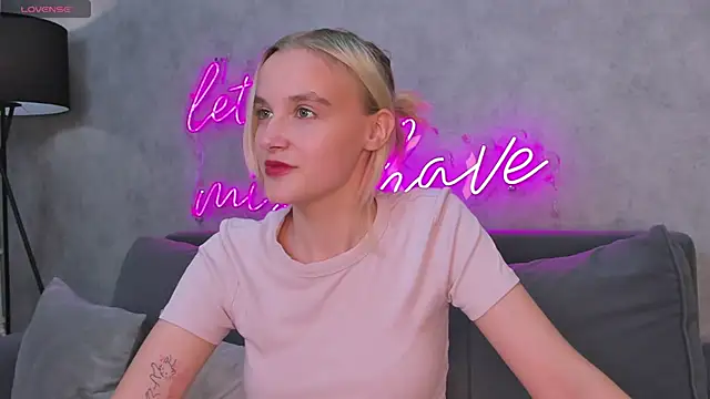 Snapshot of Carolin_Miller chatting on September 18, 2025, 7:44 am Carolin Miller online show from September 18, 2025, 7:44 am