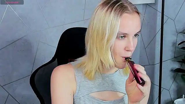 Snapshot of Carolin_Miller chatting on October 20, 2025, 6:15 am Carolin Miller online show from October 20, 2025, 6:15 am