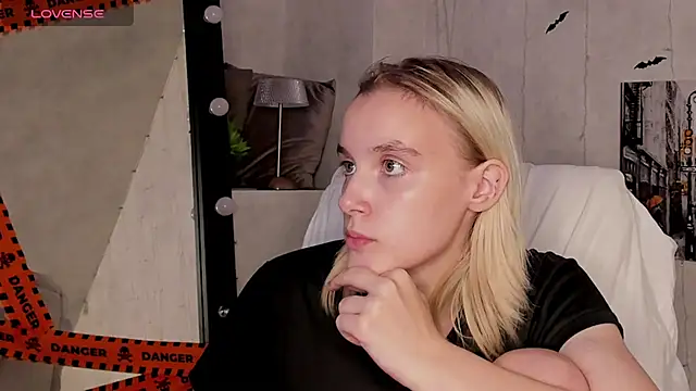 Snapshot of Carolin_Miller chatting on November 13, 2025, 10:30 am Carolin Miller online show from November 13, 2025, 10:30 am