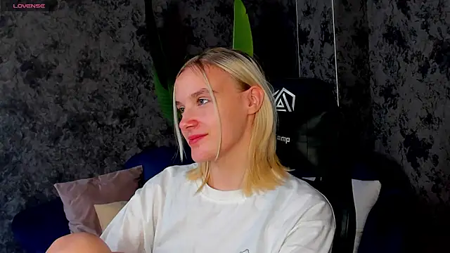 Snapshot of Carolin_Miller chatting on October 13, 2025, 7:54 am Carolin Miller online show from October 13, 2025, 7:54 am