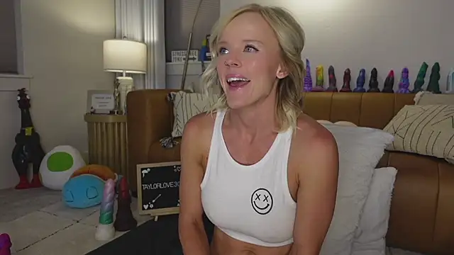 Snapshot of Taylorlove303 chatting on September 24, 2025, 10:22 am Taylorlove303 online show from September 24, 2025, 10:22 am