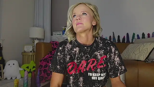 Snapshot of Taylorlove303 chatting on October 29, 2025, 10:14 am Taylorlove303 online show from October 29, 2025, 10:14 am