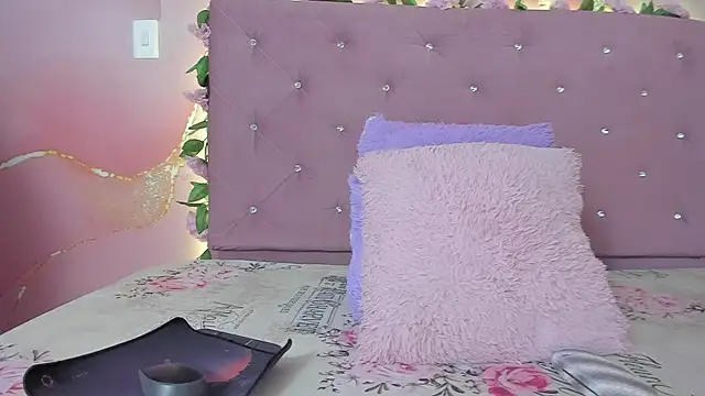 violet taylor  online show from May 26, 2026, 2:20 am