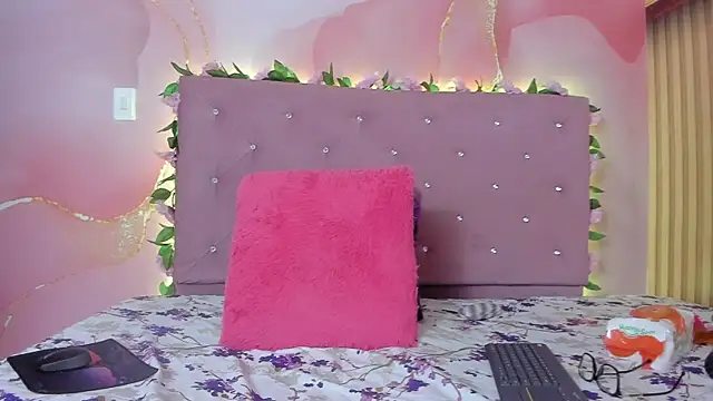 violet taylor  online show from April 8, 2026, 2:24 am