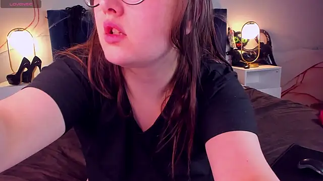 Snapshot of HelenDanvers chatting on November 6, 2025, 3:10 am HelenDanvers online show from November 6, 2025, 3:10 am