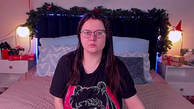 Snapshot of HelenDanvers chatting on December 17, 2025, 12:26 am HelenDanvers online show from December 17, 2025, 12:26 am