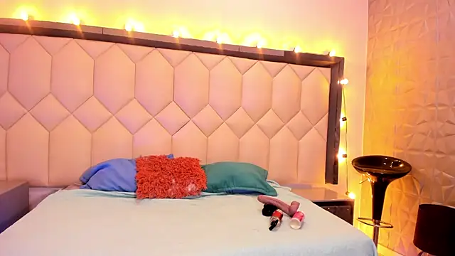 Scarletbigbug online show from September 29, 2025, 6:35 pm