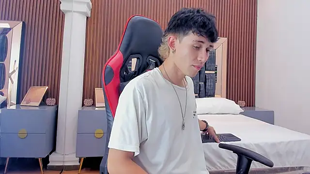 Snapshot of Michael_blue chatting on October 17, 2025, 8:21 pm Michael blue online show from October 17, 2025, 8:21 pm