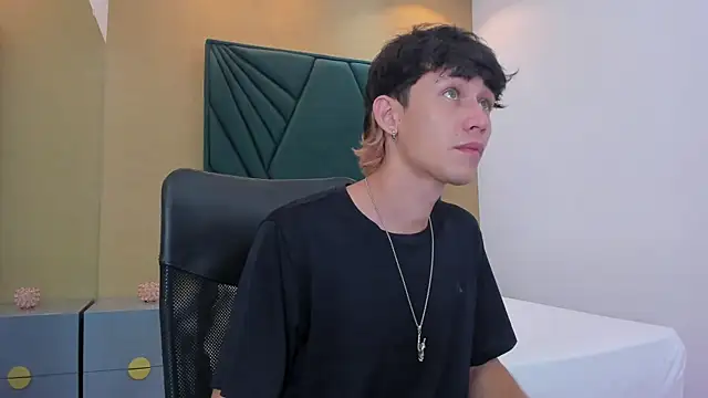 Snapshot of Michael_blue chatting on December 17, 2025, 11:59 am Michael blue online show from December 17, 2025, 11:59 am