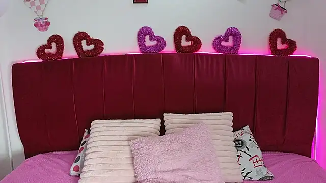 cuteeimy online show from February 26, 2026, 7:14 pm