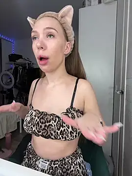 AlysonHuxley  online show from February 4, 2026, 12:27 am