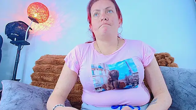 carolinhe  online show from November 11, 2025, 8:03 pm