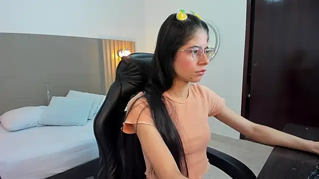 Snapshot of carlina_15 chatting on September 20, 2025, 12:21 pm carlina 15 online show from September 20, 2025, 12:21 pm