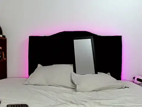 Snapshot of x_isabella_x chatting on November 7, 2025, 1:43 am x isabella x online show from November 7, 2025, 1:43 am