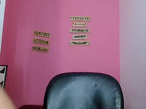 Snapshot of x_isabella_x chatting on November 15, 2025, 8:24 pm x isabella x online show from November 15, 2025, 8:24 pm