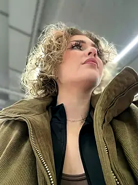 Snapshot of KellyKeler chatting on December 18, 2025, 1:37 pm KellyKeler online show from December 18, 2025, 1:37 pm