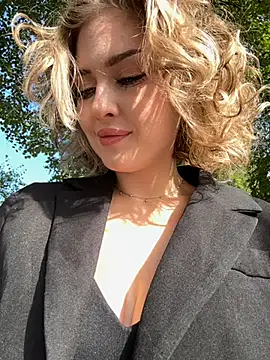 Snapshot of KellyKeler chatting on October 3, 2025, 12:50 pm KellyKeler online show from October 3, 2025, 12:50 pm