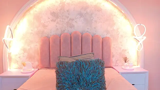 JasmineRhodes online show from October 28, 2025, 12:48 pm