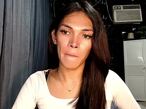 ladyhotcuming online show from June 15, 2026, 2:12 am