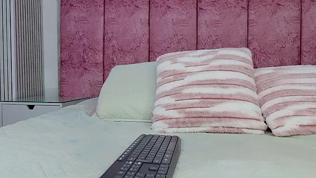 emmacurvy online show from February 26, 2026, 3:06 am