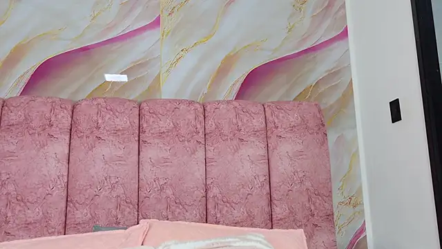 emmacurvy online show from April 21, 2026, 3:13 am