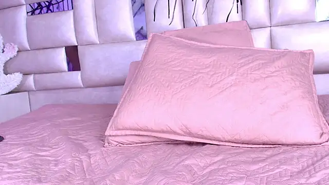 emmacurvy online show from October 23, 2025, 3:05 am