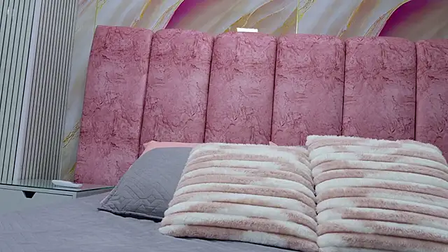 emmacurvy online show from April 9, 2026, 3:08 am