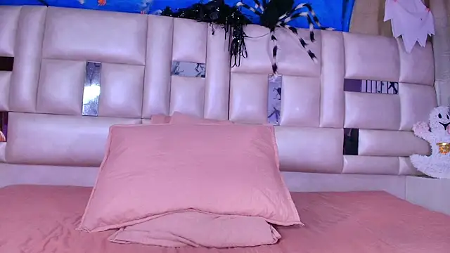 emmacurvy online show from October 24, 2025, 3:05 am