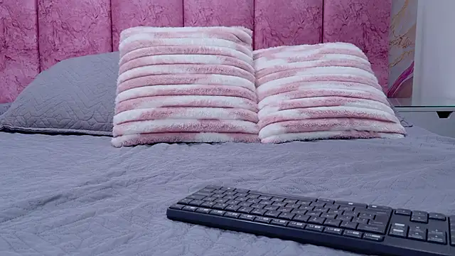 emmacurvy online show from March 21, 2026, 3:08 am