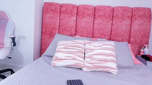 emmacurvy online show from November 7, 2025, 3:11 am