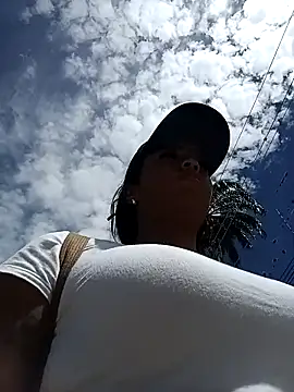 Snapshot of Fernanda30 chatting on October 15, 2025, 5:43 pm Fernanda30 online show from October 15, 2025, 5:43 pm