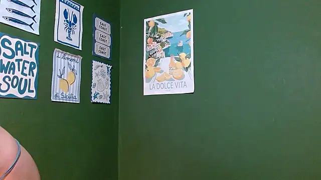 Roxiehood online show from November 22, 2025, 2:32 am