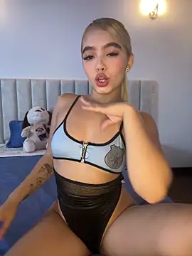 Mia Roswell online show from December 18, 2025, 2:38 am