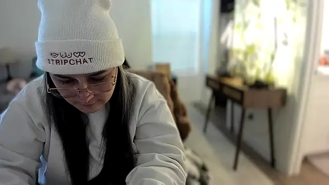 Snapshot of Alix_Valentine chatting on November 14, 2025, 3:05 pm Alix Valentine online show from November 14, 2025, 3:05 pm