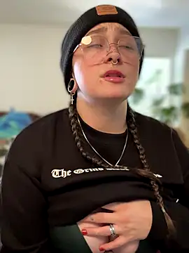 Snapshot of Alix_Valentine chatting on October 29, 2025, 7:46 pm Alix Valentine online show from October 29, 2025, 7:46 pm