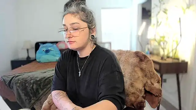 Snapshot of Alix_Valentine chatting on November 18, 2025, 4:43 pm Alix Valentine online show from November 18, 2025, 4:43 pm