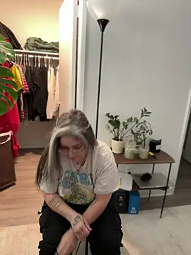 Snapshot of Alix_Valentine chatting on October 4, 2025, 4:41 pm Alix Valentine online show from October 4, 2025, 4:41 pm