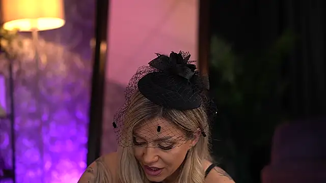 AlmaVelia online show from October 24, 2025, 7:35 pm