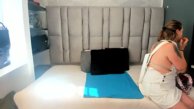 Charlot milf online show from February 26, 2026, 2:39 pm