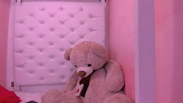 eimy skinny  online show from April 18, 2026, 1:46 pm