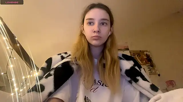 Snapshot of DanaCore chatting on November 11, 2025, 6:14 pm DanaCore online show from November 11, 2025, 6:14 pm