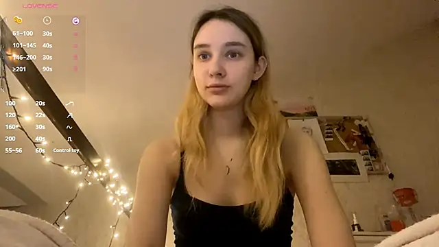 Snapshot of DanaCore chatting on December 2, 2025, 5:25 pm DanaCore online show from December 2, 2025, 5:25 pm