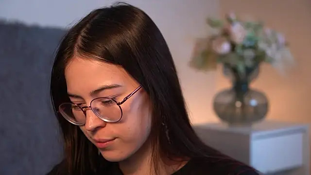 Snapshot of ywixos chatting on December 1, 2025, 2:29 pm ywixos online show from December 1, 2025, 2:29 pm